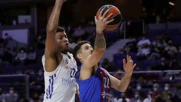 Nicolás Laprovittola, base del Barcelona, trata de anotar ante la defensa de Walter Tavares, pívot del Madrid.