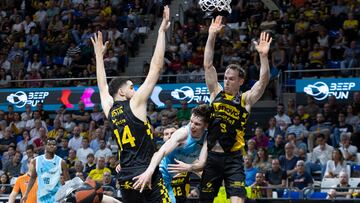 Marcelinho Huertas y Dusan Ristic, del Lenovo Tenerife, defienden a Agustín Ubal, base del Zunder Palencia.