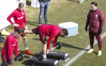 Giménez haciendo ejercicio con las pesas.