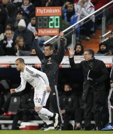 En el minuto 26 tuvo que ser sustituido por Jesé. Tiene una rotura del quinto metatarsiano del pie derecho.