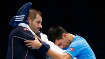 Nole Djokovic estira al m&aacute;ximo con su masajista, Miljan Amanovic.
 