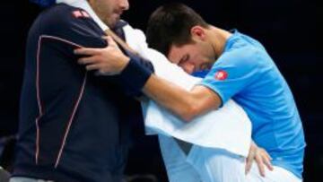 Nole Djokovic estira al máximo con su masajista, Miljan Amanovic.