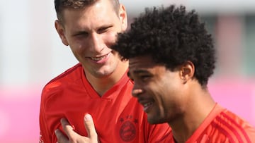 Niklas S&uuml;le y Serge Gnabry, jugadores del Bayern de M&uacute;nich, durante una sesi&oacute;n de entrenamiento.