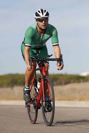 Cerca de un centenar de deportistas acudieron a su cita anual con el asfalto de Navalcarnero, participando en la segunda edición de su duatlón de carretera. 