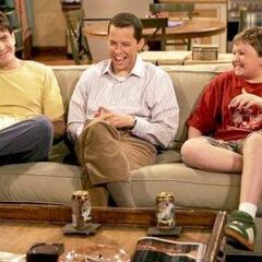 Angus T. Jones, el niño de ‘Dos hombres y medio’, irreconocible una década después