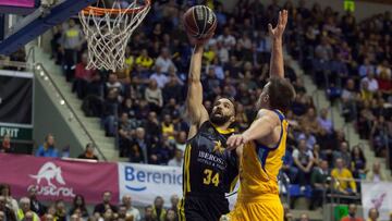 GRAF3246. TENERIFE, 30/12/2017.- El base norteamericano del Iberostar Tenerife, Davin White, entra a canasta durante el partido de baloncesto frente al Herbalife Gran Canaria, correspondiente a la decimocuarta jornada de liga disputado en el pabell&oacute;n Santiago Mart&iacute;n de La Laguna (Tenerife). EFE/Ram&oacute;n de la Rocha