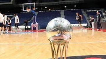 <b>A LA ESPERA. </b>El trofeo de la Copa reposa en el parqué del Palacio de Deportes, con el Real Madrid al fondo. Esta tarde se medirá al Barcelona para decidir quién se lo lleva.