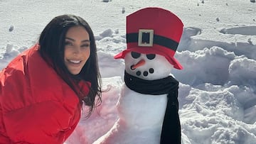 Kim Kardashian en la nieve con un mu?eco de nieve, en Aspen, Colorado.
