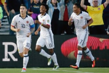 PAS110. PASADENA (CA, EE.UU.), 07/06/2016.- Los jugadores colombianos James Rodríguez (i), Juan Guillermo Cuadrado (c) y Carlos Bacca (d) celebran tras anotar un gol hoy, martes 7 de junio de 2016, durante un partido entre Colombia y Paraguay por el Grupo A de la Copa América, en el estadio Rose Bowl de Pasadena, California (EE.UU.). EFE/Juan Carlos Cárdenas