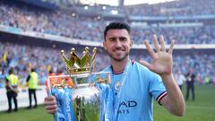 Aymeric Laporte, jugador del Manchester City, posa con su quinta Premier League.