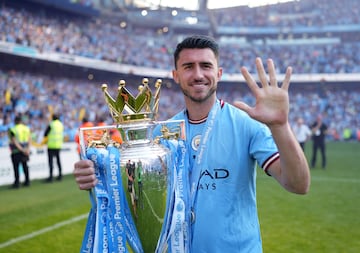 Aymeric Laporte, jugador del Manchester City, posa con su quinta Premier League.