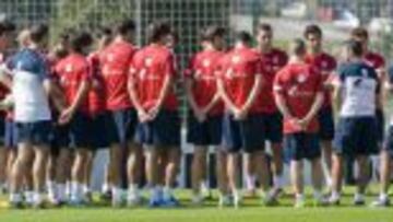 TODOS ATENTOS. Plantilla y cuerpo técnico atienden con toda atención a las explicaciones de Txingurri Valverde. El malestar por las actuaciones arbitrales estaba presente.