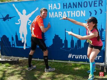 Corre maratones de espaldas inspirado en una borrachera
