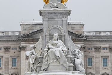 El monumento The Queen Victoria Memorial cubierto de nieve. 