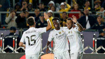 Mbappé festeja uno de sus goles al Kairat con Arda Güler y Vinicius.