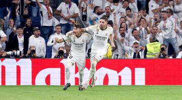 1-1. Federico Valverde celebra el primer gol que anota en el minuto 45 con Fran García.