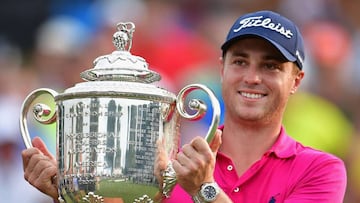 Justin Thomas con el trofeo del PGA.