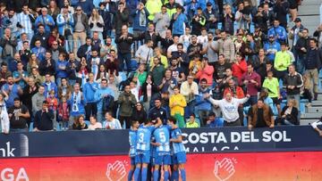 Los aficionados del Málaga celebran un gol de su equipo.
