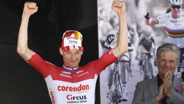 Mathieu van der Poel posa en el podio tras ganar la Amstel Gold Race.