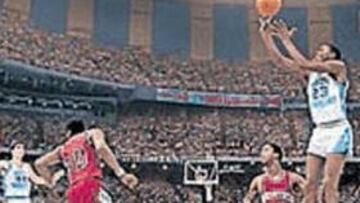 <b>EL TIRO. </b>Ante Ewing y un SuperDome repleto, Jordan tira... y gana.