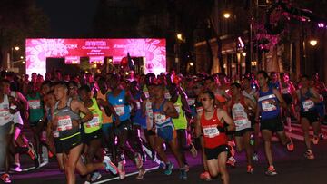 Un hombre echa ron en la bebida de los corredores en México