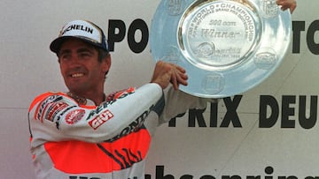 Mick Doohan en el podio con el trofeo de ganador del GP de Alemania de 1998.