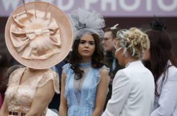Grand National: Ladies' Day elegance from Aintree