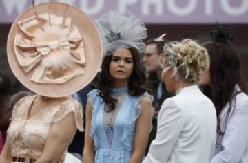 Grand National: Ladies' Day elegance from Aintree