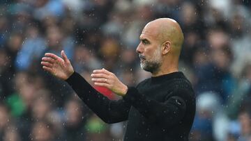 Manchester (United Kingdom), 22/09/2024.- Manchester City's manager Pep Guardiola gestures during the English Premier League match between Manchester City and Arsenal in Manchester, Britain, 22 September 2024. (Reino Unido) EFE/EPA/PETER POWELL EDITORIAL USE ONLY. No use with unauthorized audio, video, data, fixture lists, club/league logos, 'live' services or NFTs. Online in-match use limited to 120 images, no video emulation. No use in betting, games or single club/league/player publications.