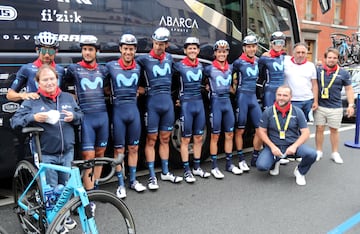 El equipo de Movistar con el pañuelico de San Fermín. 