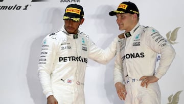 Lewis Hamilton y Valtteri Bottas, pilotos de Mercedes, en el podio de Bahr&eacute;in.