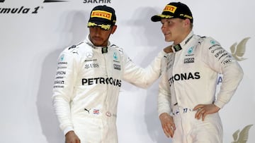 Lewis Hamilton y Valtteri Bottas, pilotos de Mercedes, en el podio de Bahréin.