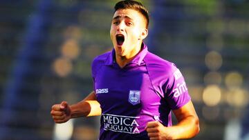 Maxi G&oacute;mez celebra un gol con Defensor Sporting.