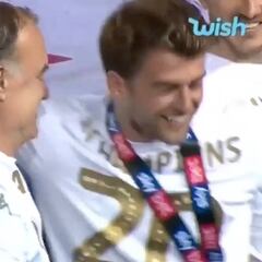 Las cosas de Bielsa: vean lo que tuvieron que hacer para que levante la copa