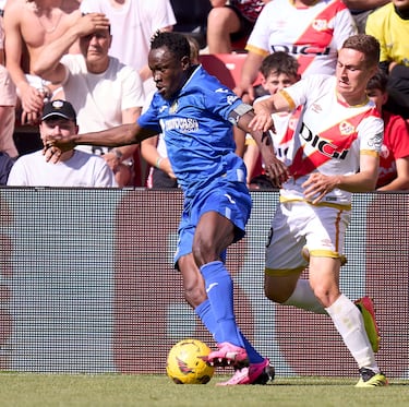 El defensa azulón no está viviendo su mejor temporada, pero recuperó su nivel en Vallecas. Realizó varios cortes claves para evitar el gol rayista.