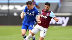 09 May 2021, United Kingdom, London: Everton&#039;s Seamus Coleman (L) and West Ham United&#039;s Said Benrahma battle for the ball during the English Premier League soccer match between West Ham United and Everton at the London Stadium. Photo: Justin Tal
