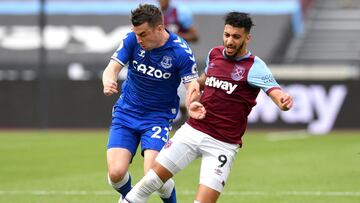 09 May 2021, United Kingdom, London: Everton's Seamus Coleman (L) and West Ham United's Said Benrahma battle for the ball during the English Premier League soccer match between West Ham United and Everton at the London Stadium. Photo: Justin Tal
