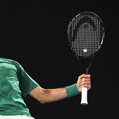 Djokovic sobrevive a un calvario pero parece lesionado