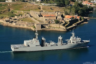 Es una unidad moderna diseñada para suministrar combustible, víveres, munición y repuestos a la flota. Puede operar con helicópteros, realizar aprovisionamientos simultáneos y cuenta con un hospital completo. Incorpora mejoras tecnológicas respecto al Patiño, incluyendo mayor capacidad de carga y eficiencia energética. Su diseño cumple con normativas medioambientales internacionales. 