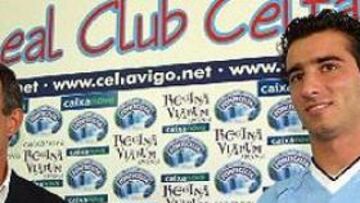 <b>PRESENTADO.</b> Jandro ya está en Vigo para formar parte de la delantera viguesa de la temporada 2002/2003.