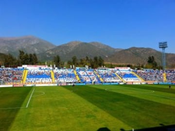 Ubicado en la zona precordillerana de Las Condes, cuenta con capacidad para 15 mil personas. Todas sus tribunas están bautizadas con los nombre de históricos jugadores de Universidad Católica, club que ejerce la localía. Al igual que otros recintos, también tiene su insignia diseñada con butacas.