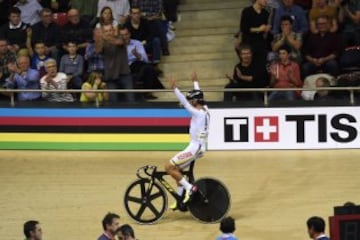 Colombia's Fernando Gaviria Rendon celebrates after he won the Men's Omnium, at the end of the Men's Omnium Points Race at the UCI Track Cycling World Championships in Saint-Quentin-en-Yvelines, near Paris, on February 21, 2015.   AFP PHOTO / LOIC VENANCE