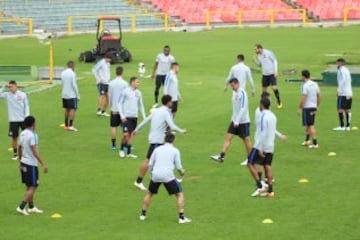 Corinthians entrenó en la tarde del martes en El Campín, bajo una permanente lluvia.  El equipo brasileño hizo trabajo defensivo en los cobros de pelota parada, previo al partido frente a Santa Fe del miércoles.