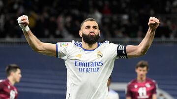 Real Madrid's French forward Karim Benzema celebrates after scoring a goal during the Spanish league football match between Real Madrid CF and Real Sociedad at the Santiago Bernabeu stadium in Madrid on March 5, 2022. (Photo by PIERRE-PHILIPPE MARCOU / AFP)