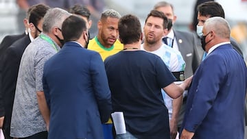 AMDEP9228. SAO PAULO (BRASIL), 05/09/2021.- Neymar (c-i) de Brasil y Lionel Messi (c-d) de Argentina hablan con funcionarios de salud brasile&ntilde;os hoy, en un partido de las eliminatorias sudamericanas para el Mundial de Catar 2022 entre las Brasi y Argentina en el estadio Arena de Sao Paulo en Sao Paulo (Brasil). EFE/Sebastiao Moreira
 