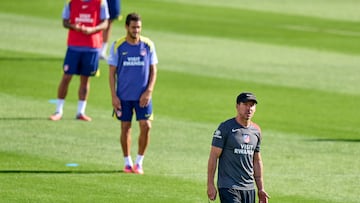 SIMEONE EN EL ENTRENAMIENTO DEL ATLETICO DE MADRID