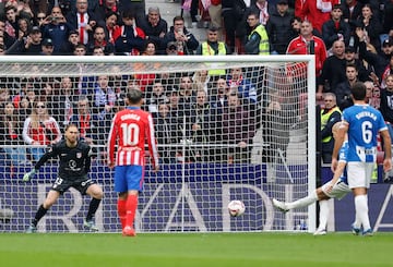 El centrocampista del Alavés, Jon Guridi, marca el 0-1 de penalti. 