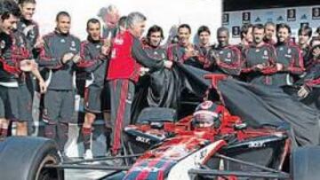 <b>DESCUBRIMIENTO. </b>El bólido con los colores del Milán fue presentado en el campo de entrenamientos del equipo rossonero bajo la atenta mirada de toda la plantilla.