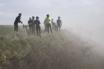 Las imágenes de la caída masiva en el Strade Bianche 2022