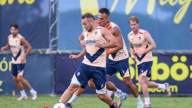 Un mal Cádiz en casa, ante un horrible Córdoba fuera